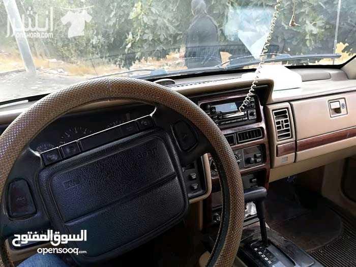 جيب جراند شيروكي 1995 بحالة جيدة للبيع لون اسود كراسي لون بيج لو جير كراسي تحكم كهرباء و تحكم طارة حساس ريفيرس مراي عاكس اضوية كوشوك جديد زجاج وموري كهرباء شاشة اعطال وشاشة (للطقس +للبنزين +يعطي الم...