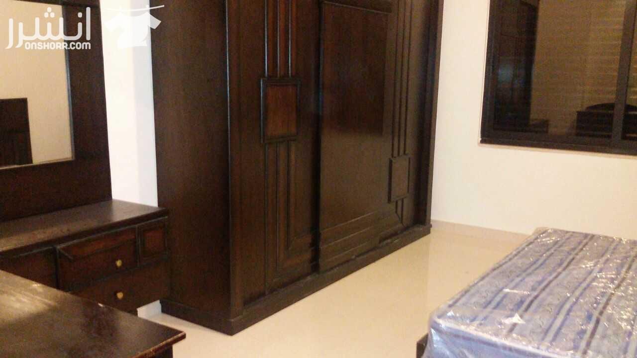 شقه مفروشه فاخره للبيع الموقع : دير غبار شقه جديدة أرضيه مكونه من 4 غرف نوم و 4 حمامات صالون واسع غرفة معيشة غرفة خادمه تكييف مركزي تدفأ تحت البلاط تراس أمامي وجاني منطقه هادئه ومطله على عبدون...