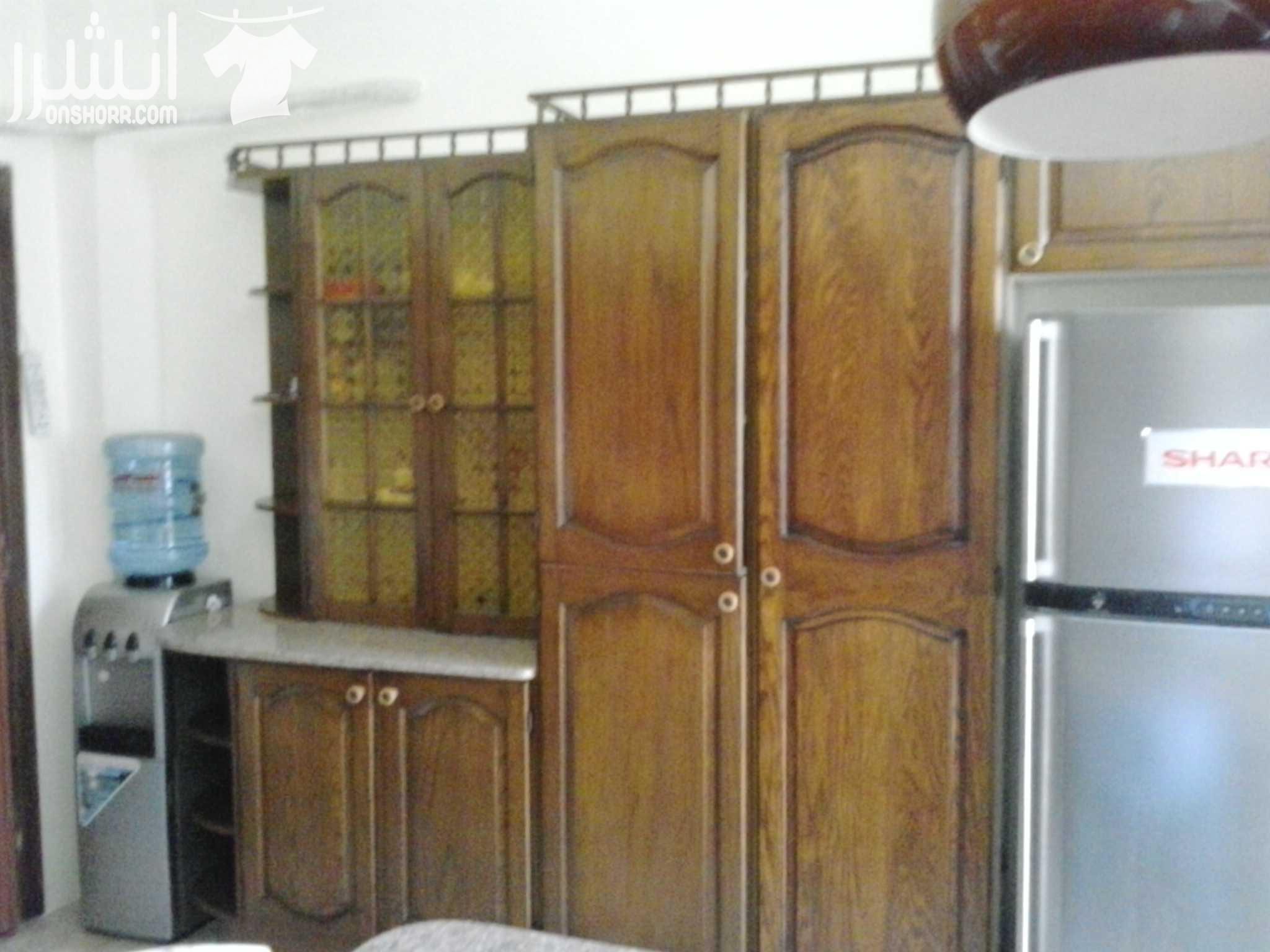 شقة فاخرة في عرجان قرب وزارة الداخلية والمدينة الرياضية, 151م2 مكونة من 3 غرف نوم, حمامين وصالون 60م2 وبالكون, طابق اول. مطبخ راكب خشب بلوط. بئر ماء 4م3. تدفئة ايطالية. شبابك المنيوم دبل مع اباجو...