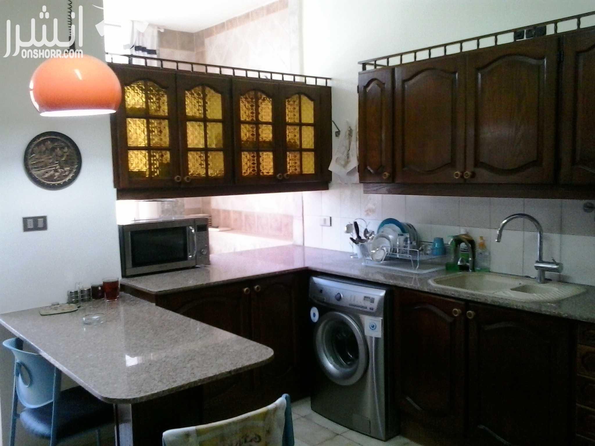 شقة فاخرة في عرجان قرب وزارة الداخلية والمدينة الرياضية, 151م2 مكونة من 3 غرف نوم, حمامين وصالون 60م2 وبالكون, طابق اول. مطبخ راكب خشب بلوط. بئر ماء 4م3. تدفئة ايطالية. شبابك المنيوم دبل مع اباجو...