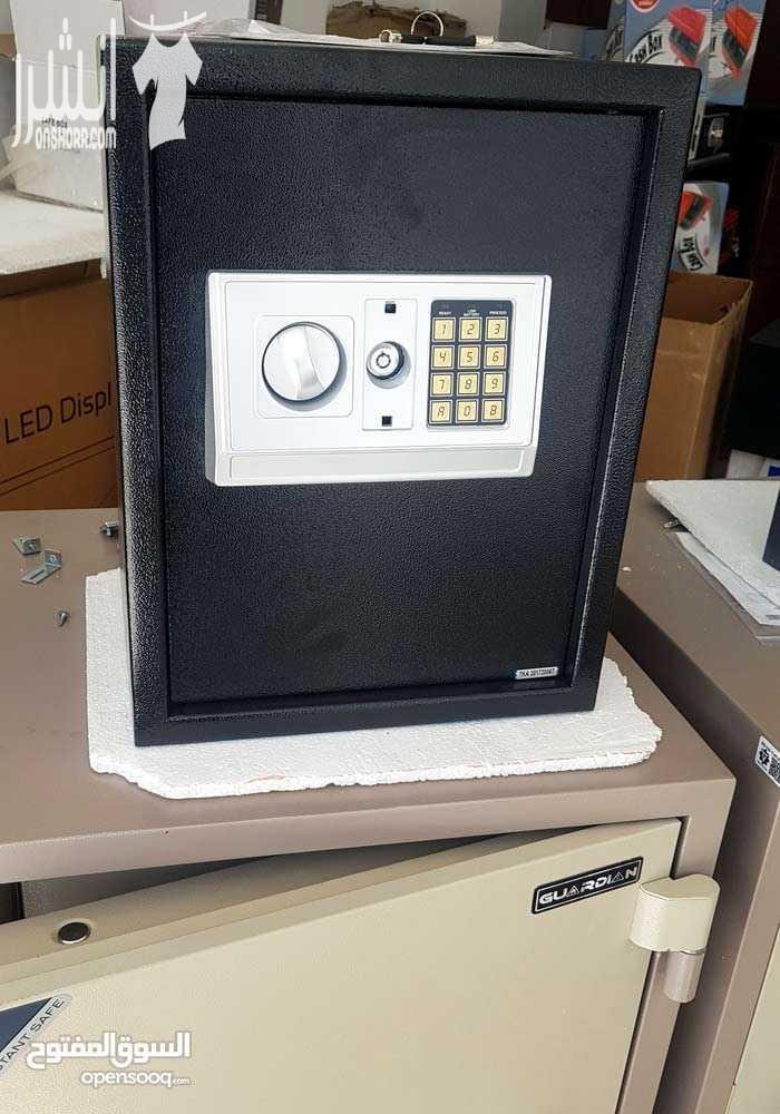 قاصات وخزنات حديدية ديجتال يوجد صناعة المانية و السعودية و الكورية و الصينية يتوفر الاحجام من 7k_500k مع كفالة سنتان كاملات من بيتك لبيتك يعني منبعتلك طاقم صيانة لمنزلك واخذ الخزنة واصلاحها واعادت...