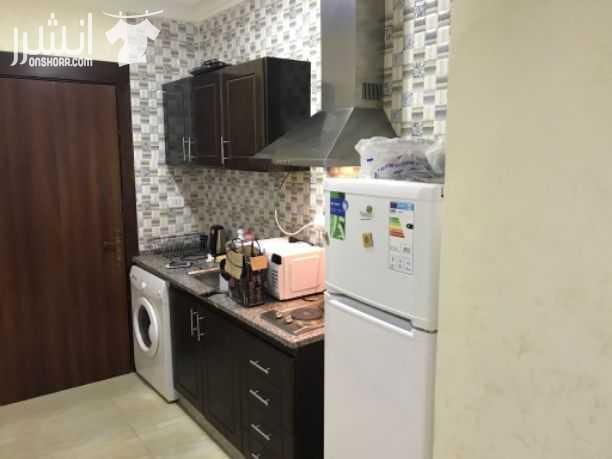 شقة استثمارية مفروشه بشارع الجامعه مساحه 85 متر ، طابق ثالث ، مقسمه حاليا الى اثنين استديو بدخل شهري 600 د.أ يحتوي كل استديو على غرفة نوم ، وصالون ، ومطبخ ، وحمام . عمر البناء لا يتجاوز 3 سنوات ،...