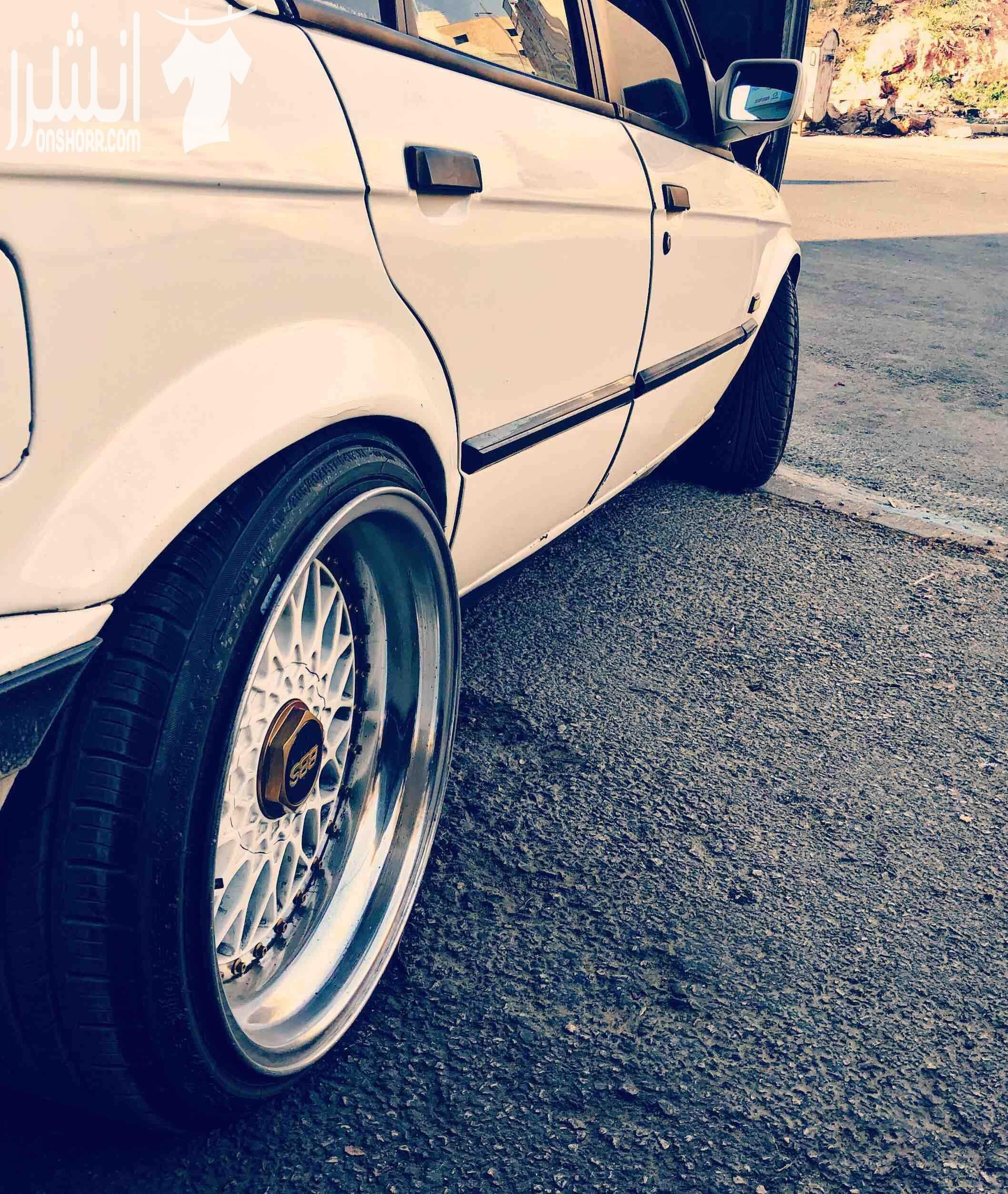 بسم الله ما شاء الله , BMW E30 1989 بوز نمر موديل 1989 . اصلية 320I ماتور 20 اسود فينوس (m50b20 vanos) فتحة كهربــاء 3 حركات شغالة 100% زجاج امامي خلفي كهربــاء غرفة جلد بحالة الوكالة بطاين وكا...