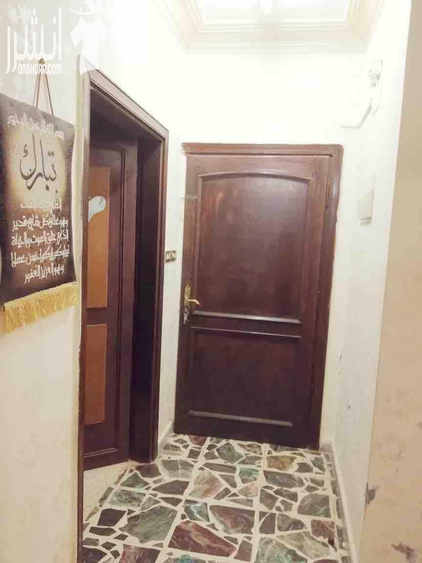 شقة ديلوكس للبيع في ضاحية الامير حسن شبه تسوية لها ٣ مداخل مهوية بشكل ممتازمساحته١٥٠ داخلي٢٠خارجي البيت مقسم بباب المنيوم الى بيتين بمطبخين لكل بيت مدخل خاص يصلح بيت واحد كبير او بيتين متوسطي الحجم ٤...