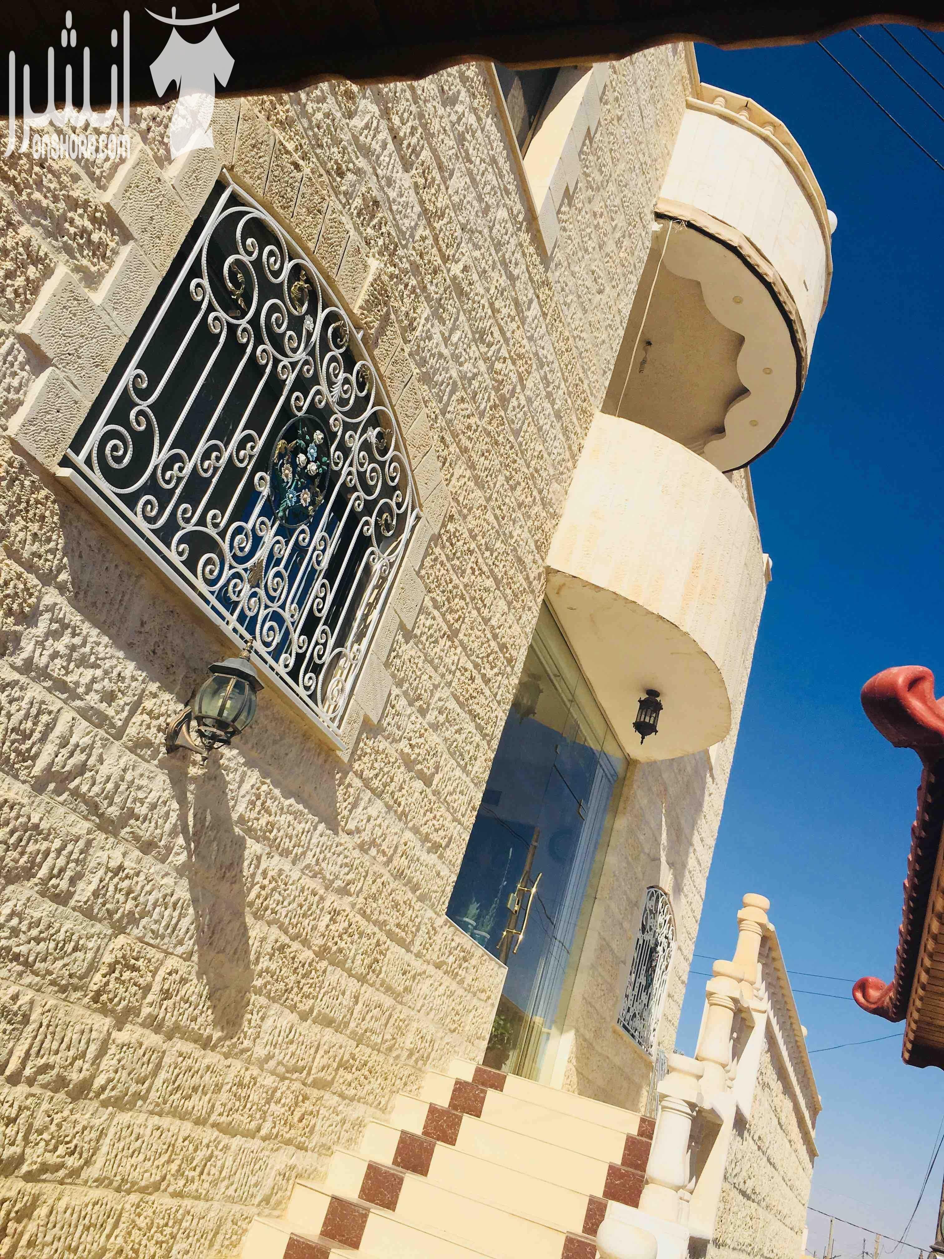 عماره للبيع /ياجوز /حي الرشيد /ضاحية الملك عبدالله الثاني عماره طابقين مكونه من ثلاث شقق الطابق الاول شقه مساحتها210م (مطبخ أمريكي و صاله/ غرفه ضيوف حمام/ ثلاث غرف نوم ماستر ) الطابق الثاني شقتين...