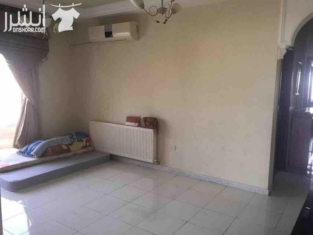 شقة مميزة و مطلة في اعلى منطقة بعرجان خلف كلية الرياضة راكب أربع مكيفات ممتازه : 1 LG و 3 Bosch مطبخ نظام أمريكي مفتوح عالمعبشة بكونتر المطبخ بلوط صولد ثلاث غرف نوم باركيه عمر البناء 13 سنه مخزن...