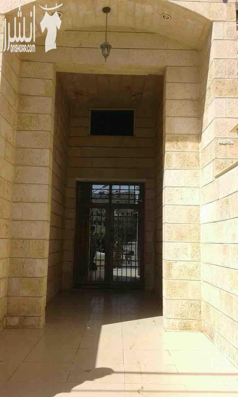 شقة في طبربور مساحتها ١٤٢م طابق رابع ٣ غرف نوم وحدة منهم ماستر حمامين وحمام ماستر صالون غرفة معيشة مطبخ بيطلع على برندة مطلة عمر العمارة ٨ سنوات العمارة في منطقة حيوية وقريبة من كارفور