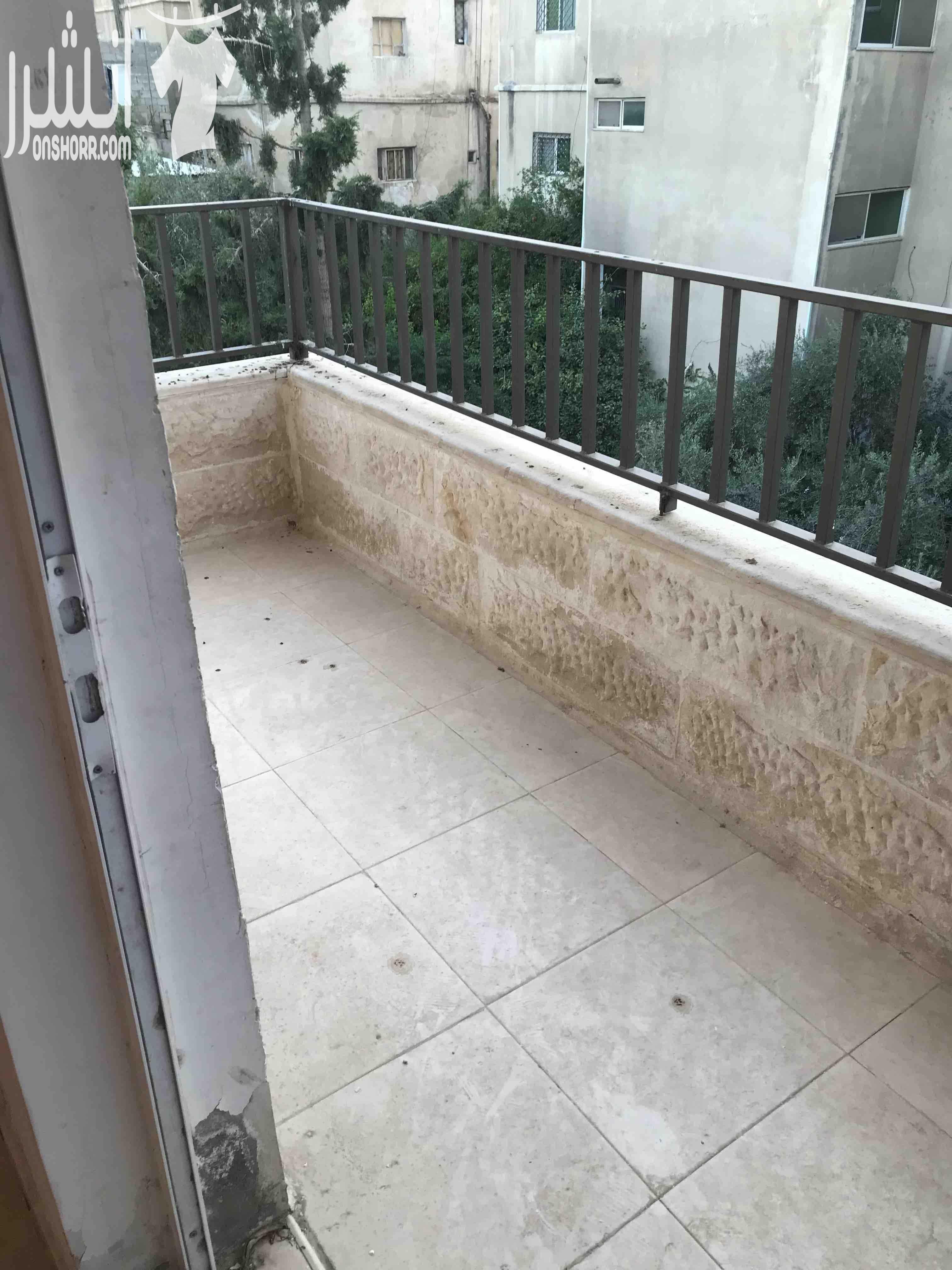 شقة 100 متر في جبل النصر 3 غرف نوم ، وحدة منهم ماستر مع بلكونه مطبخ بحالة الجديد راكب بناء جديد تؤجر بمبلغ 200 دينار في حالة البيع للاستثمار . يوجد مصعد طابق ثالث موقع حيوي و مميز جدا على الخدم...