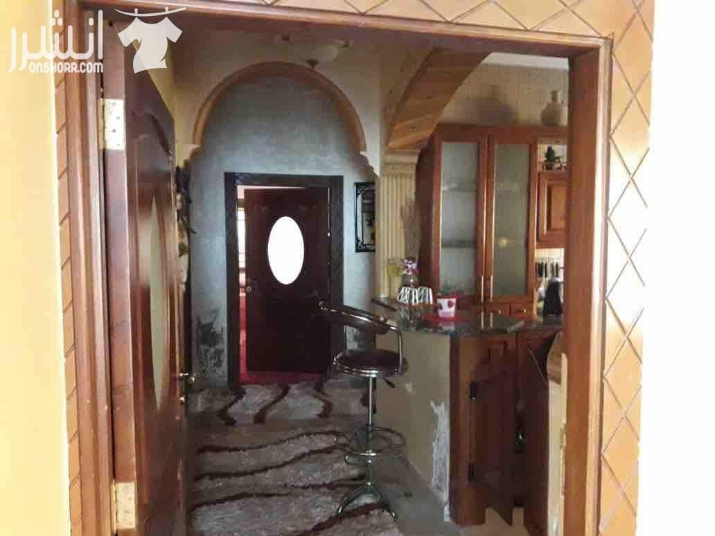 شقه في الياسمين مشطبه تشطيب فاخر جدا 168م تحتوي على : ثلاث غرف واحده ماستر ثلاث حمامات مطبخ خشب بلوط مع هود ايطالي من ال AEG فاخر جدا صالون كبيير تشطيب رائع ساحه كبيره وبلكونة مطبخ بلكونه مع الصا...