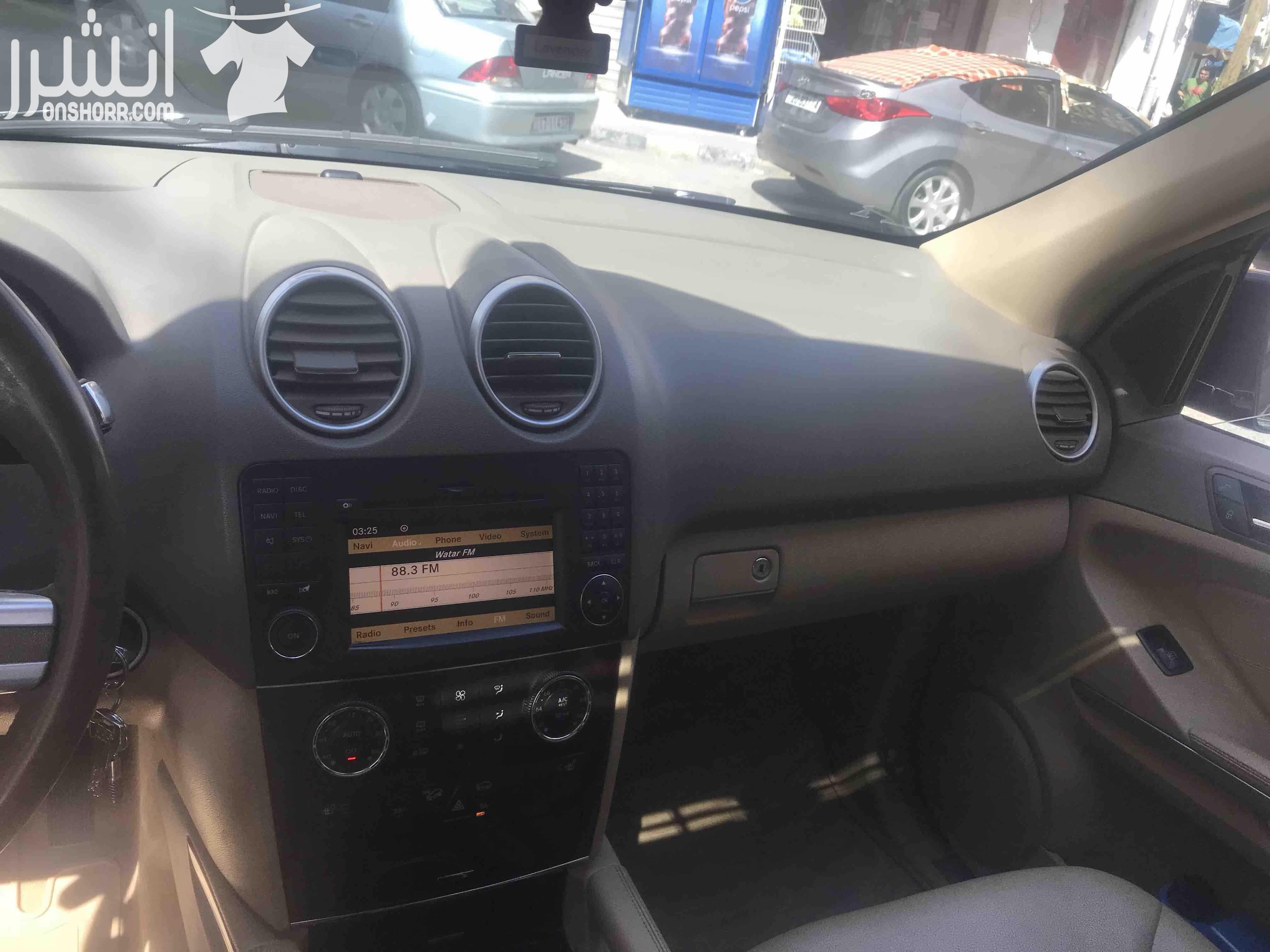 مرسيدس Ml 350 2011 4 MATIC/ فتحة/ كاميرا خلفية / فرش جلد / فحص كامل بحالة الوكالة / كراسي كهرباء/ تحكم طارة/ حساسات امامية حساسات خلفية / مري كهربا / راديو / مسجل MP3 / مشغل CD / مدخل AUX / مدخل USB/...