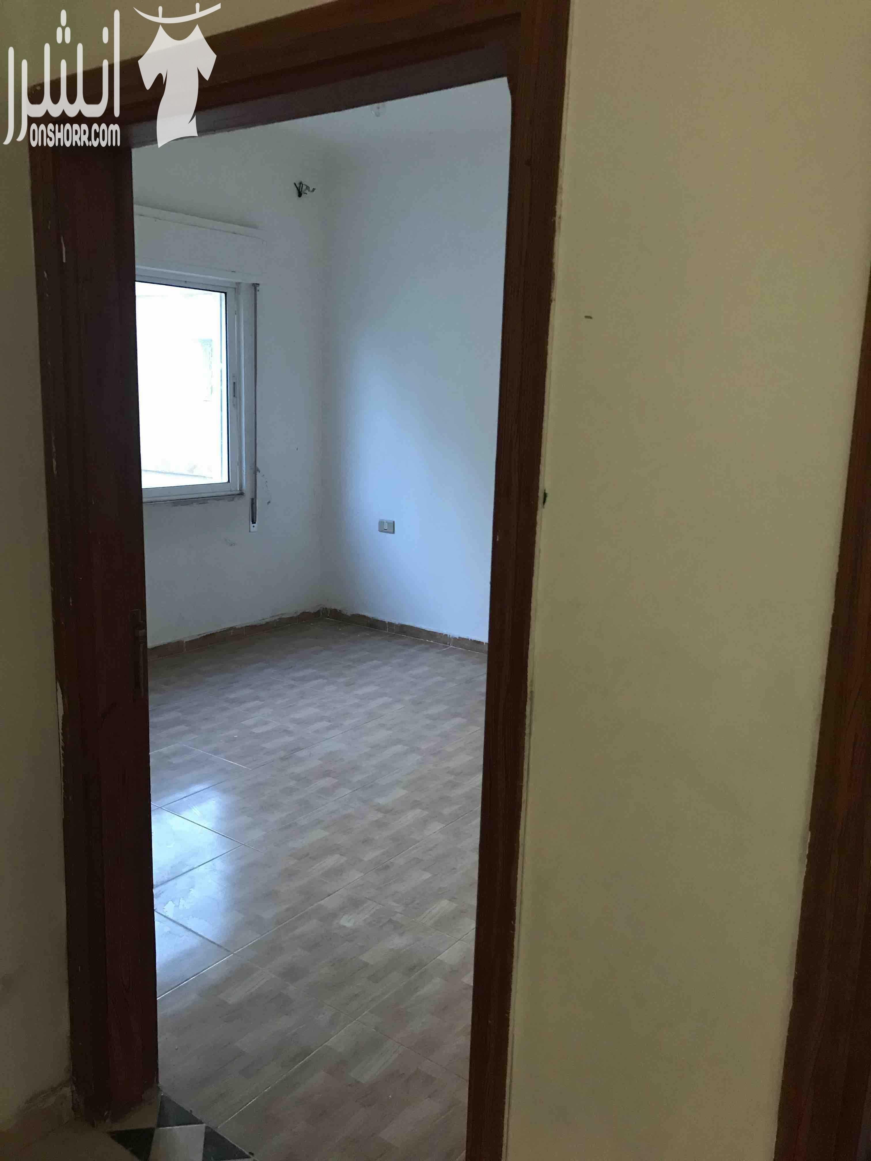 شقة 100 متر في جبل النصر 3 غرف نوم ، وحدة منهم ماستر مع بلكونه مطبخ بحالة الجديد راكب بناء جديد تؤجر بمبلغ 200 دينار في حالة البيع للاستثمار . يوجد مصعد طابق ثالث موقع حيوي و مميز جدا على الخدم...
