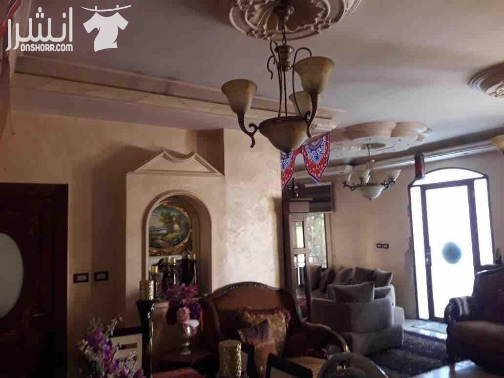 شقه في الياسمين مشطبه تشطيب فاخر جدا 168م تحتوي على : ثلاث غرف واحده ماستر ثلاث حمامات مطبخ خشب بلوط مع هود ايطالي من ال AEG فاخر جدا صالون كبيير تشطيب رائع ساحه كبيره وبلكونة مطبخ بلكونه مع الصا...