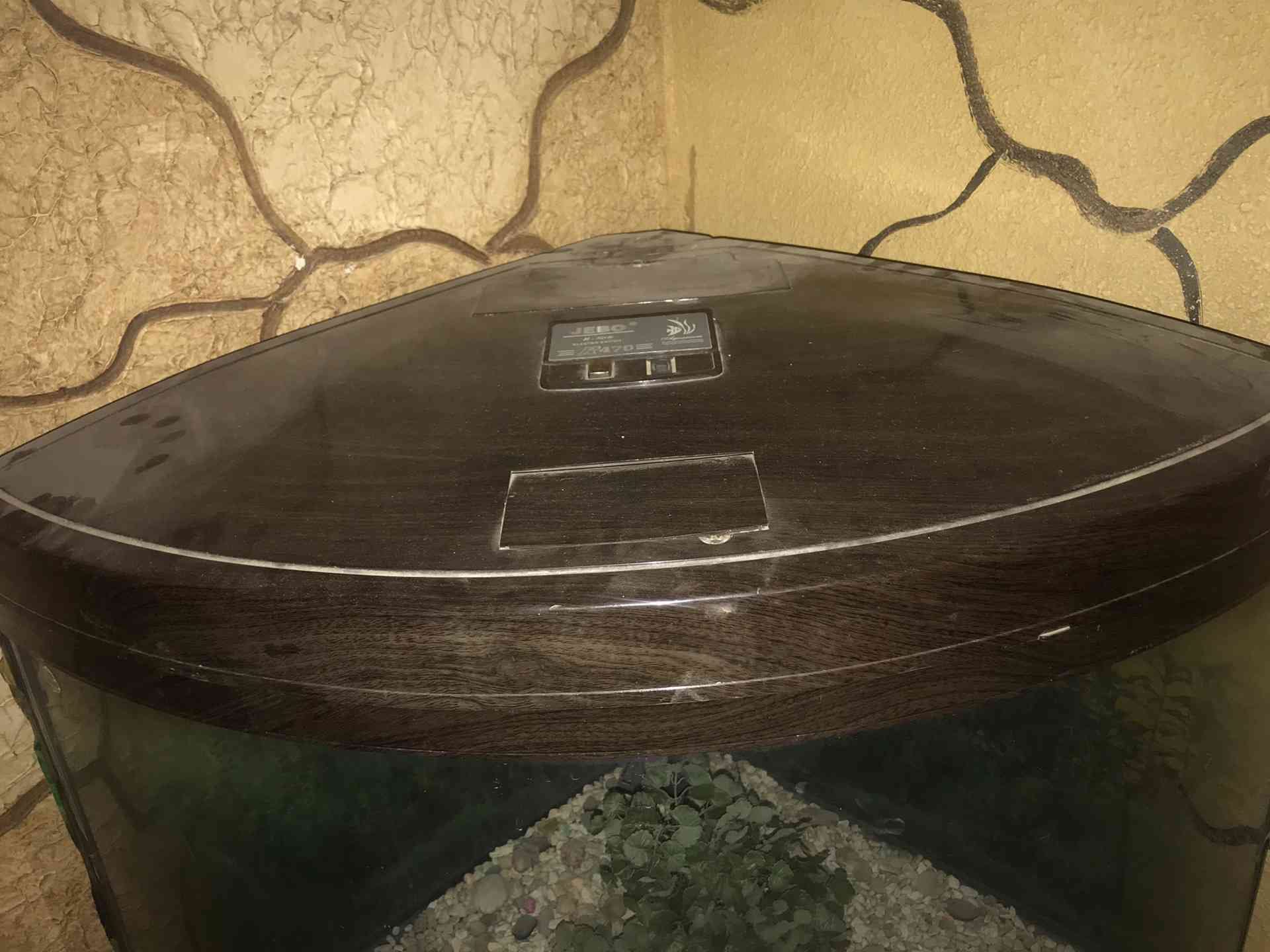 حوض سمك ورفوف
لا تنسَ أنك شاهدت هذا الإعلان في عنكبوت
حوض سمك كبير ونظيف جدا شريته قبل كم سنه...