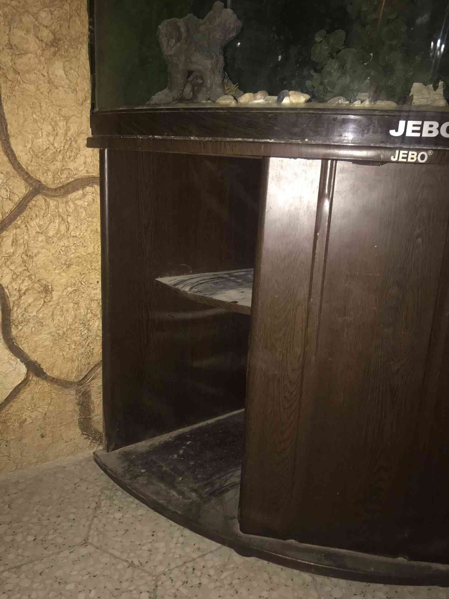 حوض سمك ورفوف
لا تنسَ أنك شاهدت هذا الإعلان في عنكبوت
حوض سمك كبير ونظيف جدا شريته قبل كم سنه...