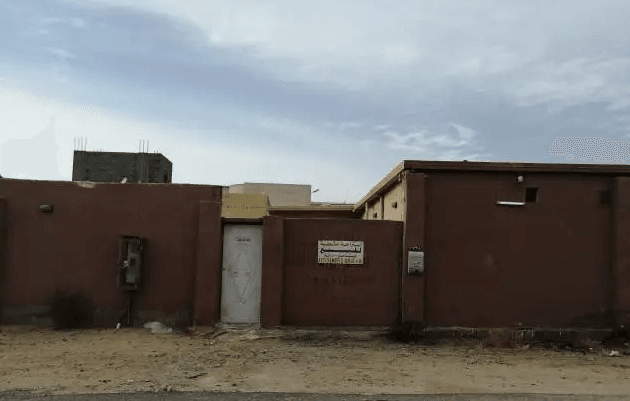 استراح للايجار الحويه اواله وللبيع اواله
يوجد استراحه شعبيه من غرفتين كبيره 5 في 5 و5 في 8 ومطبخ ودورتين مياه وحوش 15 في 15 للا يجار في الحويه اواله الا جار للا جانب ويفضل يك...