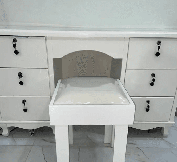 تسريحة
تسريحه + كرسي تسريحه
للتوضيح التسريحه بدون مرايه
التسريحه شبه جديده ونظيفه مره