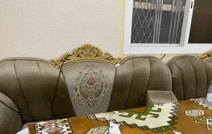 للبيع كنب مع التكايات حجمه 3*5*4
