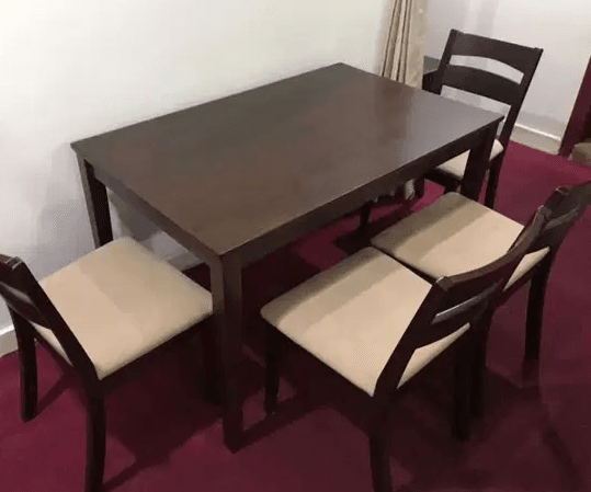 Dining Table
Dining Table with chair (4) like new.