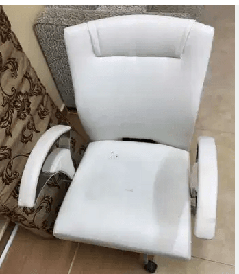 For sale
White chair in good condition 5 kd fixed
