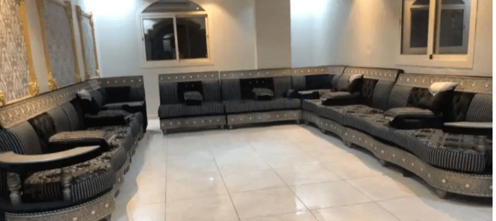 كنب مجلس 4 6
كنب مجلس مغربي بحالة ممتازة عدد 8 قطع وركنيتين زجاج يتسع ل20 نفر او اكثر بخدادايات