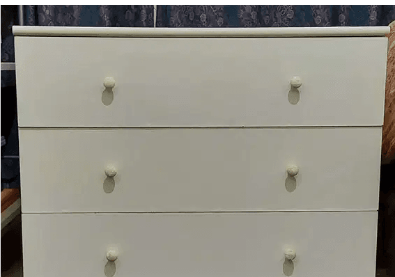 Chest of Drawers
White chest of drawers
3 drawers