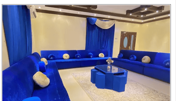 جلسه كبيره تسع اربع و عشرين شخص وستارتين وطاوله كبيره للخدمه مع ست طاولة جانبيه للبيع