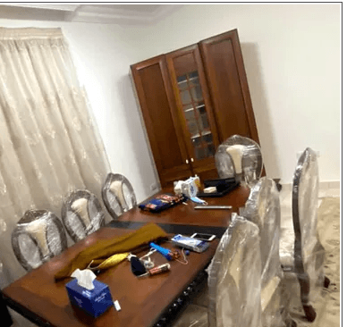 طاوله نظيفه وقويه وخشب اصلي 8 كراسي للبيع