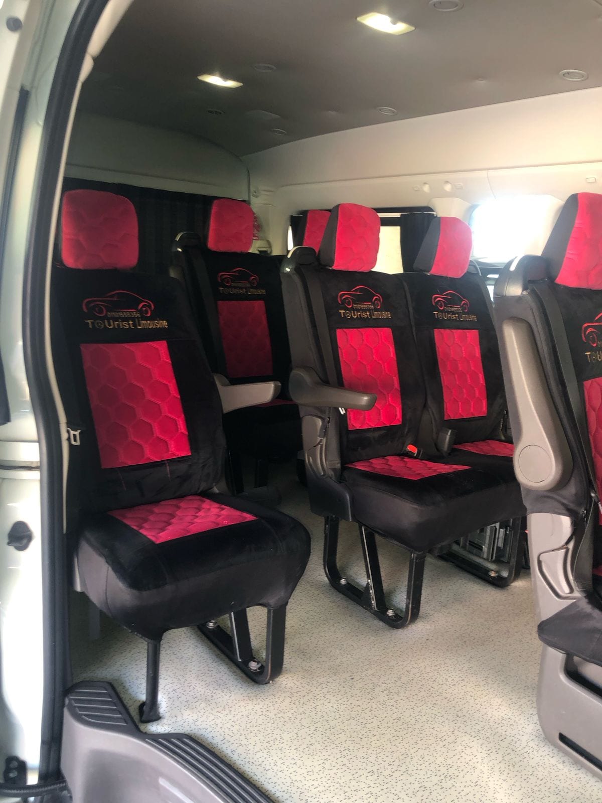 توصيلات مطار VIP.. إيجار تويوتا هايس 14 راكب "سقف عالي" لراحة تفوق الخيال! 🚐✈️